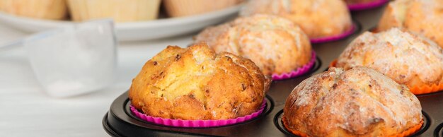 Plan panoramique de délicieux muffins dans un plateau à cupcakes