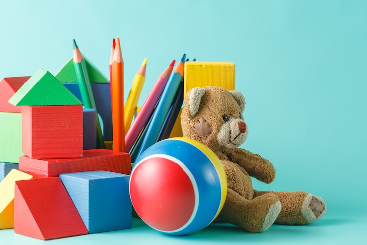 Photo plan d'une pile de divers jouets et figurines