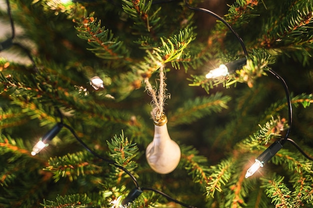 Plan rapproché d'arbre de Noël avec des décorations et des guirlandes lumineuses