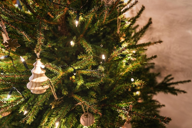 Plan rapproché d'arbre de Noël avec des décorations et des guirlandes lumineuses