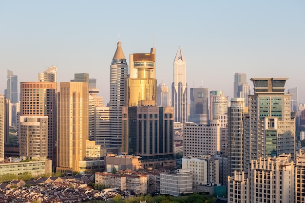 Plan rapproché de Changhaï tôt le matin le soleil chaud brille sur l'architecture moderne