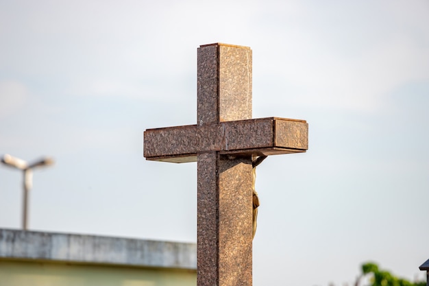 Plan rapproché de croix de marbre de tombe dans le cimetière