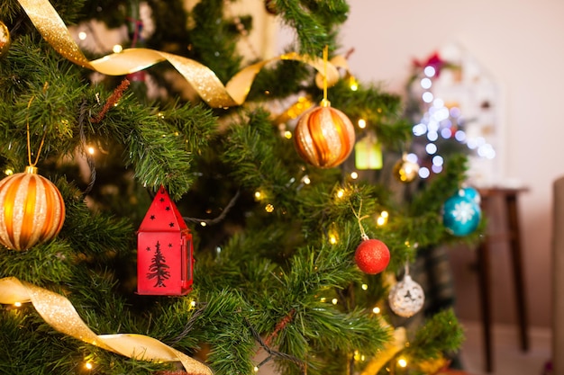 Plan rapproché des décorations de jouet qui sont situées sur un arbre de Noël élégant