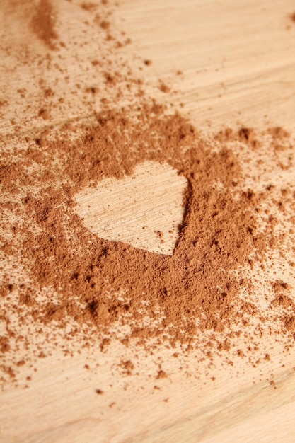 Plan rapproché du cacao pour faire une forme de coeur