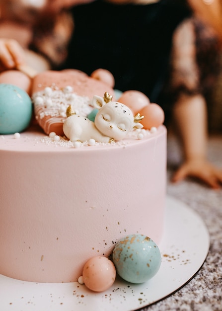 Plan rapproché d'un gâteau rose décoré des chiffres de chocolat blanc