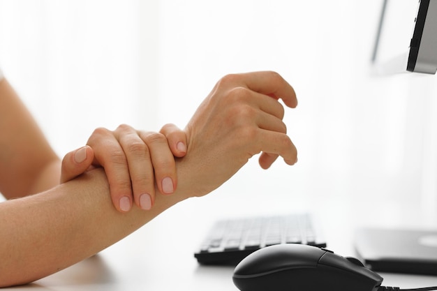 Plan rapproché des mains femelles avec une douleur dans le poignet à cause du syndrome du canal carpien