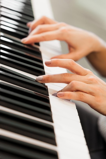 Plan rapproché des mains jouant le concept de musique et de passe-temps de piano