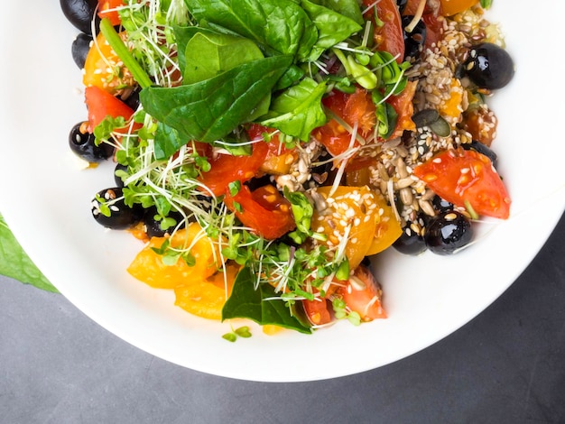 Plan rapproché de salade verte avec des graines d'épinards et de légumes