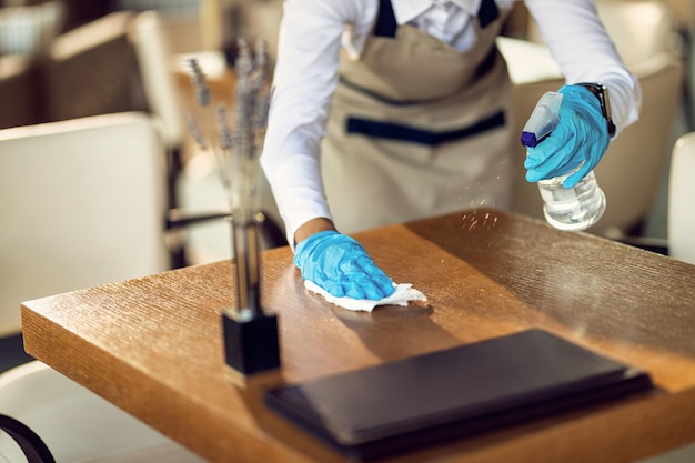 Photo plan rapproché des tables de désinfection de serveuse dans un café