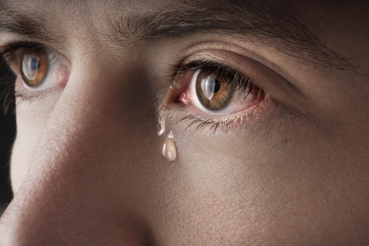 Photo plan rapproché des yeux de jeune homme pleurant avec des larmes