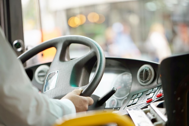 Plan recadré du chauffeur de bus tenant le volant