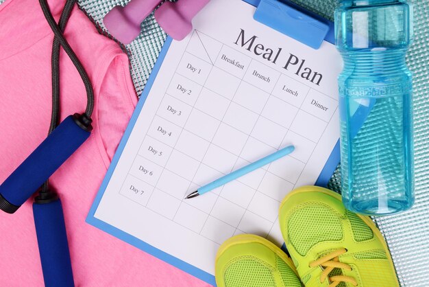 Photo plan de repas et équipement sportif vue de haut en gros plan