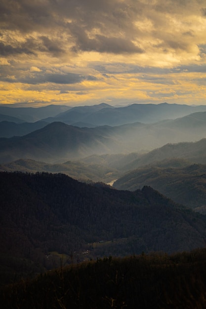 Plan vertical des Appalaches et de beaux nuages