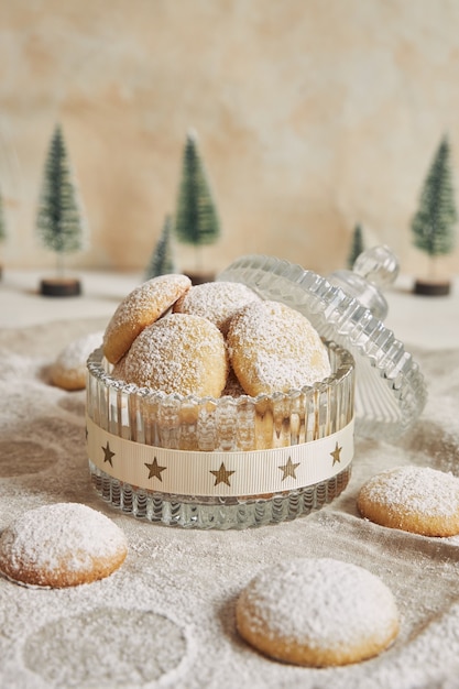 Plan vertical de biscuits avec du sucre en poudre