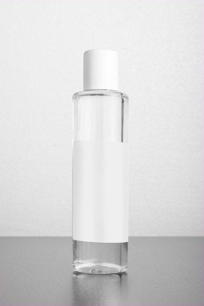 Plan vertical d'une bouteille de liquide antibactérien désinfectant pour les mains sur fond blanc