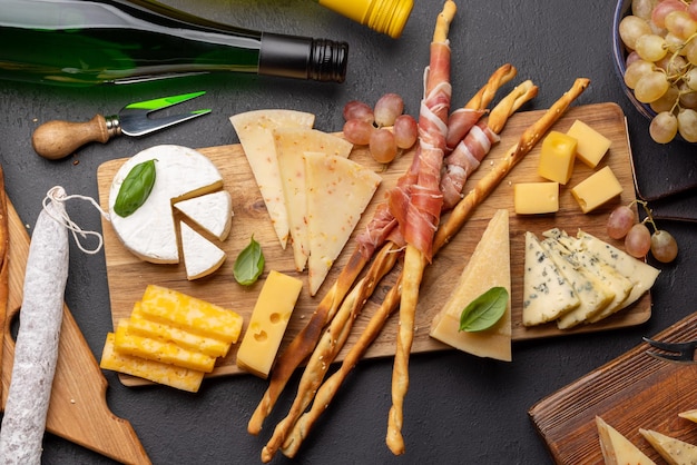 Planche d'antipasti avec divers fromages et collations