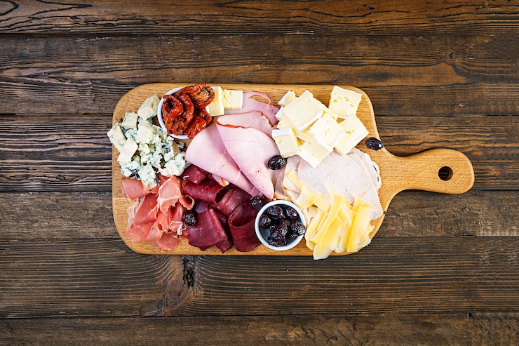 Photo planche d'antipasti avec jambon, fromage et olives