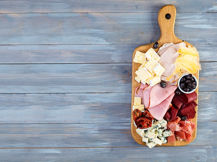 Photo planche d'antipasti avec jambon, fromage et olives