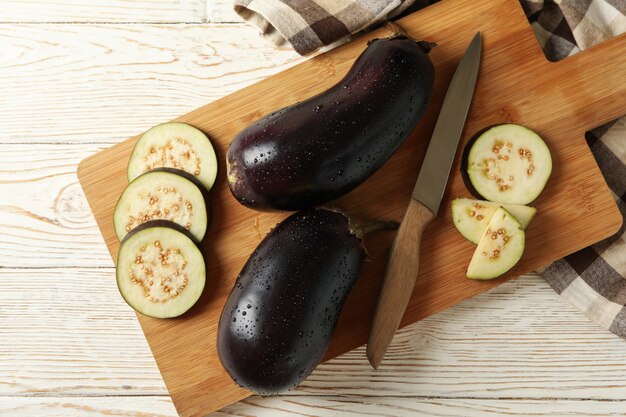 Planche avec aubergines crues fraîches