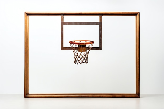 Planche de basket avec cerceau sur fond blanc