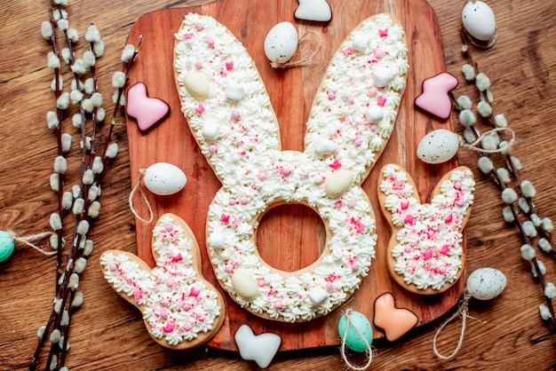 Une planche de bois avec des biscuits de lapin de Pâques dessus