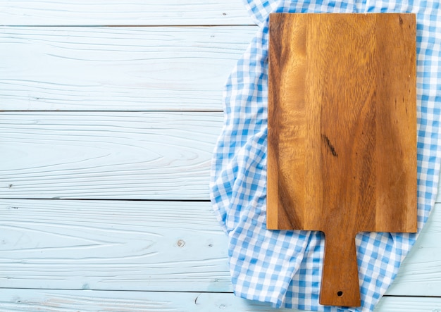 planche de bois coupe vide avec torchon