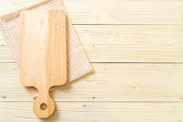 planche de bois coupe vide avec torchon