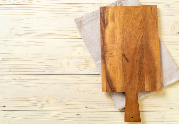 planche de bois coupe vide avec torchon