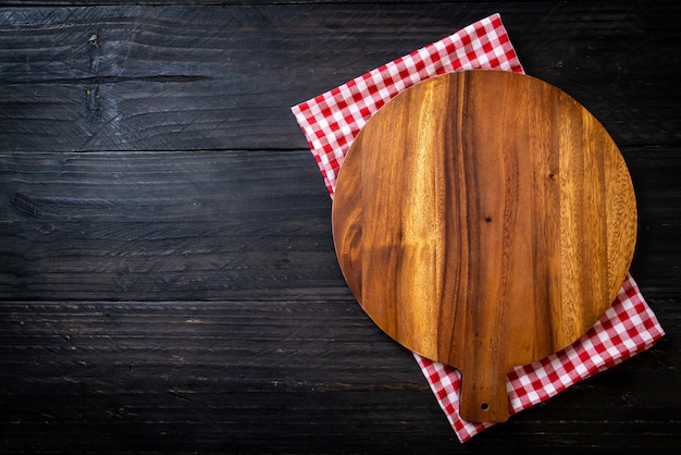 planche de bois coupe vide avec torchon