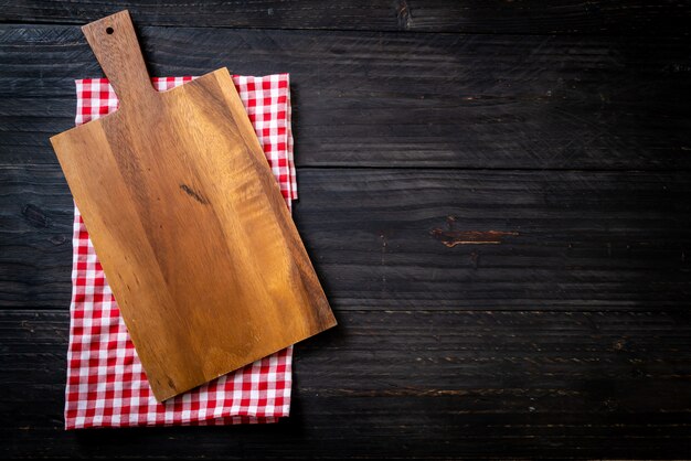 planche de bois coupe vide avec torchon