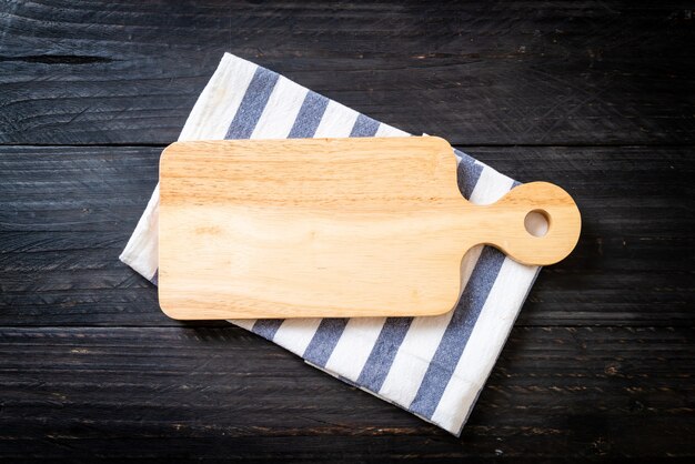 planche de bois coupe vide avec torchon