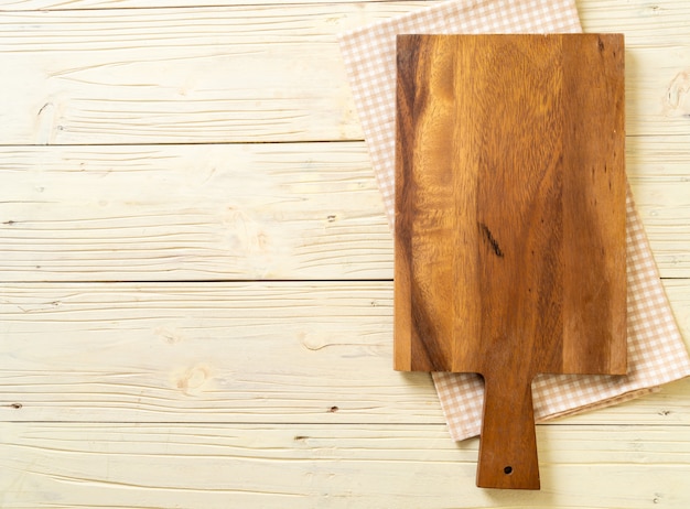 planche de bois de coupe vide avec un torchon