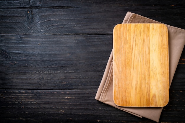 planche de bois de coupe vide avec un torchon