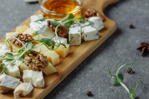 planche de bois avec des cubes de fromage