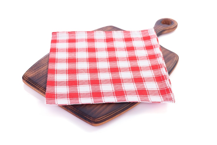 Photo planche de bois à découper et nappe de serviette, isolé sur fond blanc