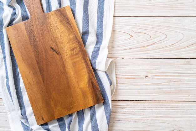 planche de bois à découper vide avec torchon de cuisine