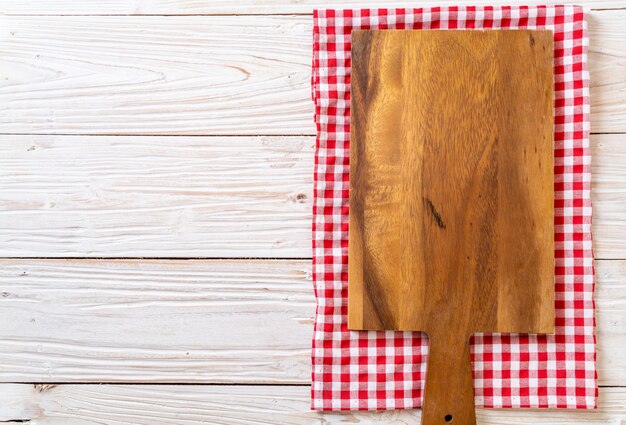 planche de bois à découper vide avec torchon de cuisine