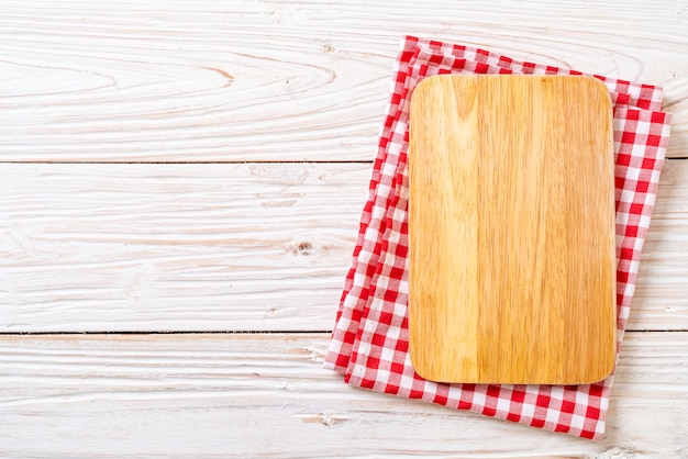 planche de bois à découper vide avec torchon de cuisine