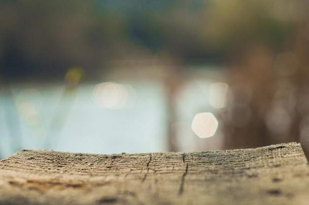 Planche de bois sur fond de rivière floue Gros plan photo avec bokeh