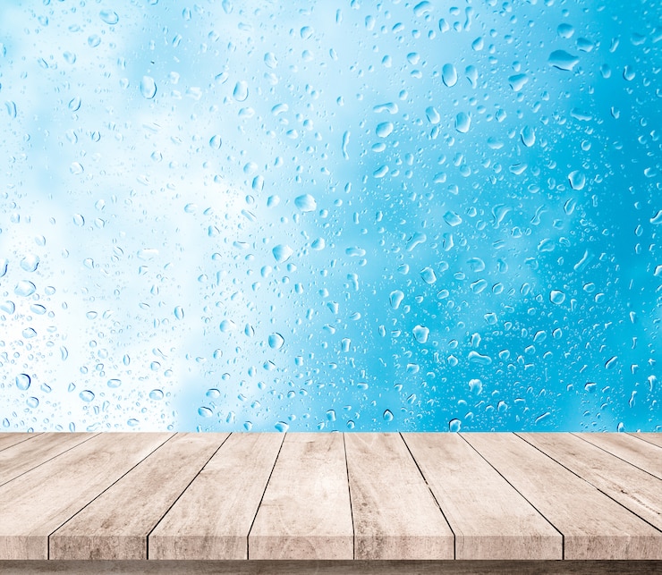 Photo planche de bois avec goutte d'eau abstraite sur fond de verre pour l'affichage du produit