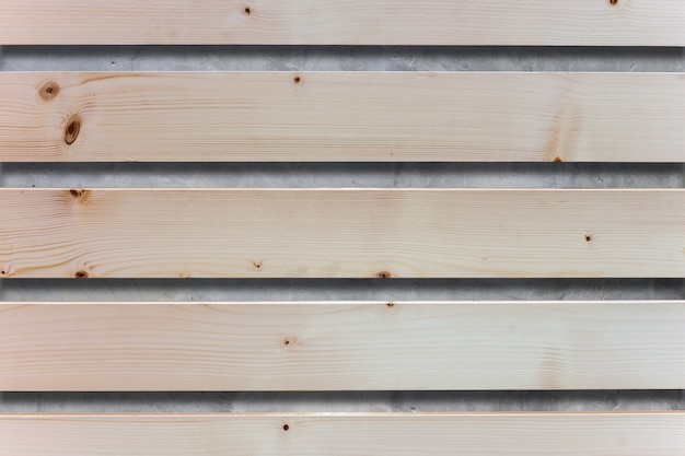 Photo planche de bois marron sur béton gris