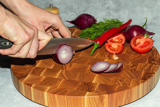 Planche en bois pour couper des produits faits à la main avec des légumes hachés Sur fond clair