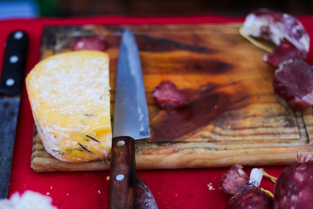 Planche de bois avec salami et fromage