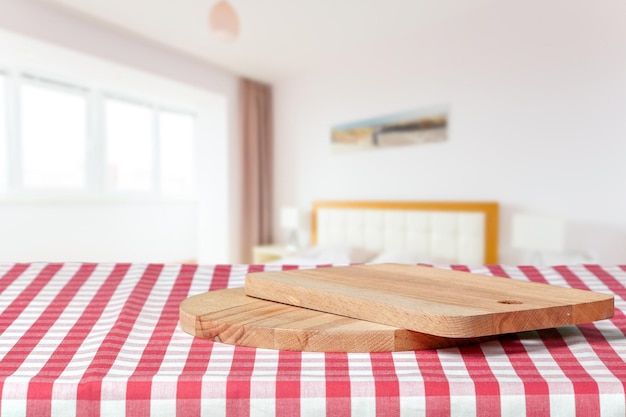 Planche de bois avec une serviette sur une table