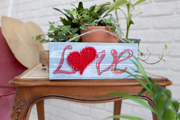 Planche en bois avec la signature Love Gift avec un cœur pour le cadeau de la Saint-Valentin pour votre bien-aimé le 14 février