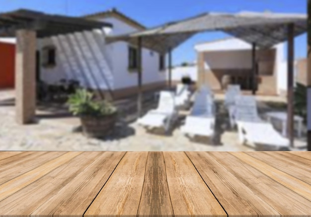 Planche de bois table vide arrière-plan flou maison d'été moderne belvédère terrasse