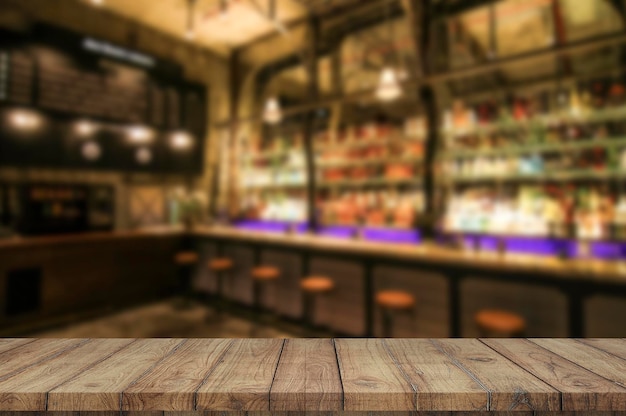 Planche de bois table vide arrière-plan flou restaurant moderne