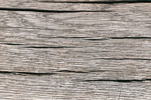Planche de bois avec texture fissurée détaillée, surface en bois pour la conception