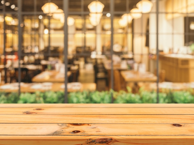 Planche De Bois Vide Dessus De Table Sur De L'arrière-plan Flou