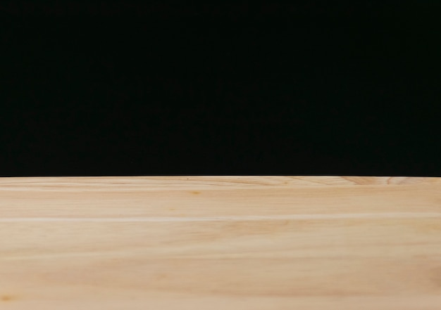 Planche de bois vide avec flou fond noir